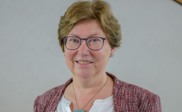 Preis für Verständigung: Karen Hinrichs stimmt für „Trialoge“