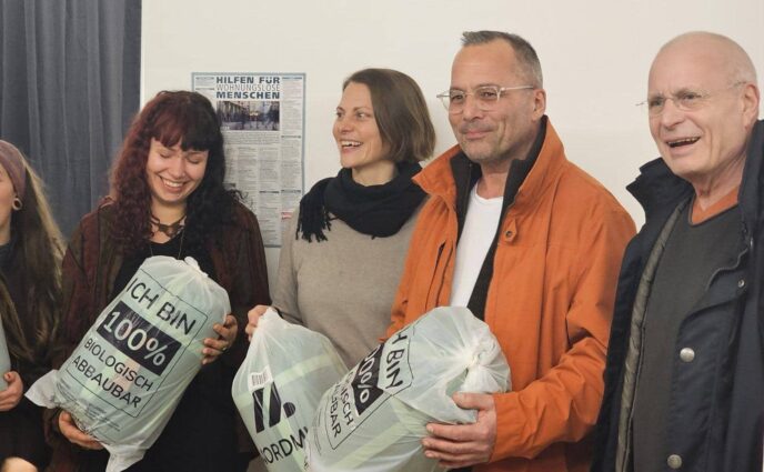 Pia Kloiber und Lena Schäfer (Studierende der Ev. Hochschule Freiburg), Julia Weigele (Diakonisches Werk Freiburg), Mike Ullmann (Diakonisches Werk Baden) und Holger Hoffmann (Dozent Ev. Hochschule). Bild: DW Freiburg