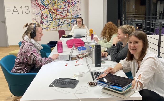 Studierende bei der WritingNight 2024, Foto: Evangelische Hochschule Freiburg