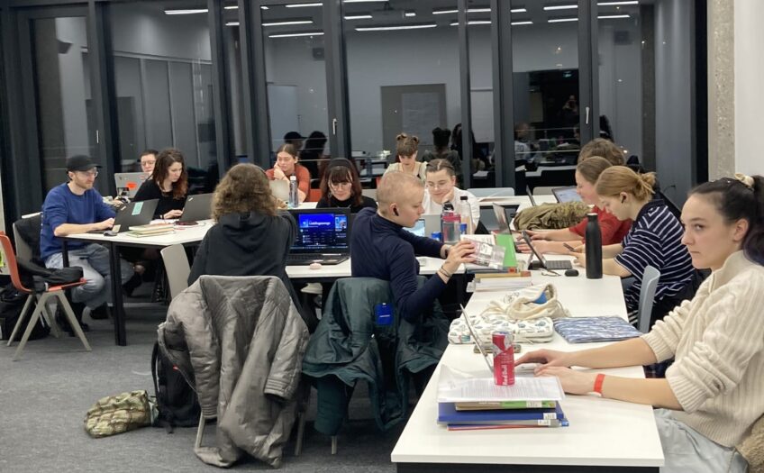 Studierende bei der Writing Night 2024, Foto: Evangelische Hochschule Freiburg