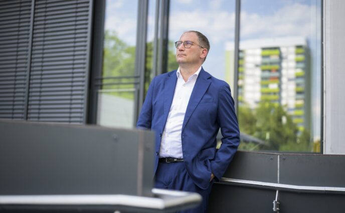 Constantin Hruschka berät EU-Ausschuss zu ukrainischen Geflüchteten